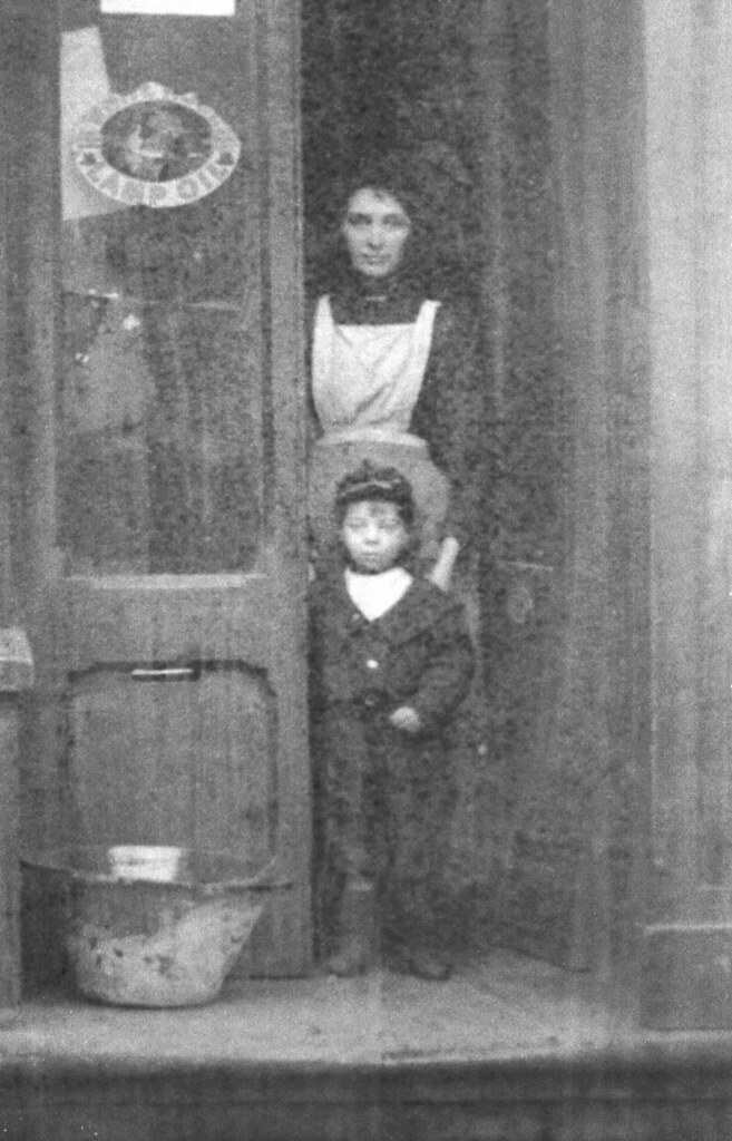 Bramley's Hardware Shop , White Lion Square , Ilkeston , 1… Flickr