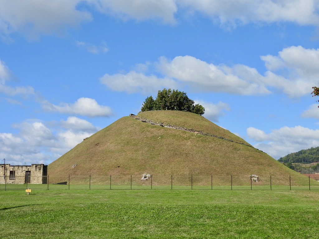 Grave Creek Mound The Grave Creek Mound in Moundsville, We… Flickr