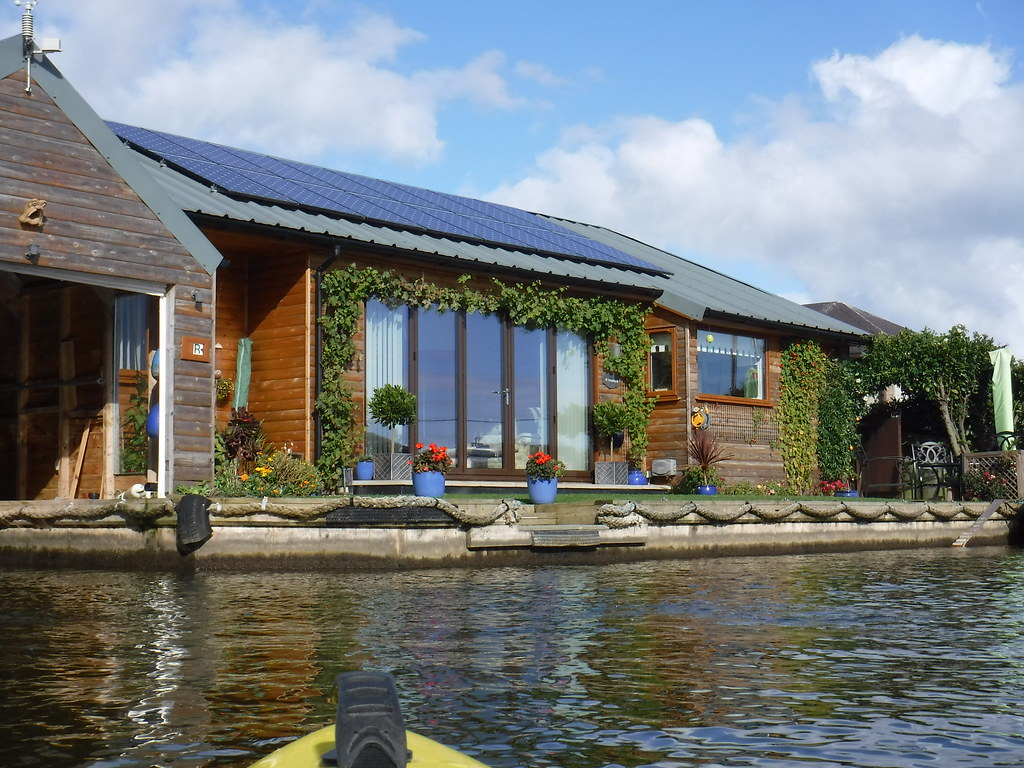 F0298 Lovely riverside properties (Potter Heigham) Flickr