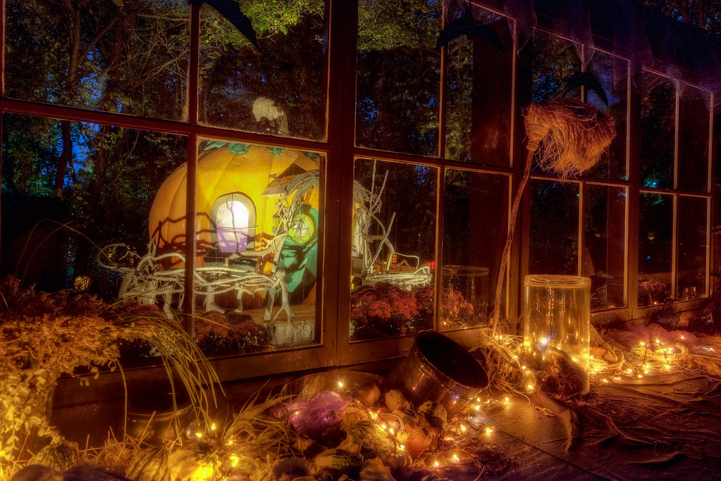 Pumpkin House JackOLantern Spectacular from Jackolantern… Flickr