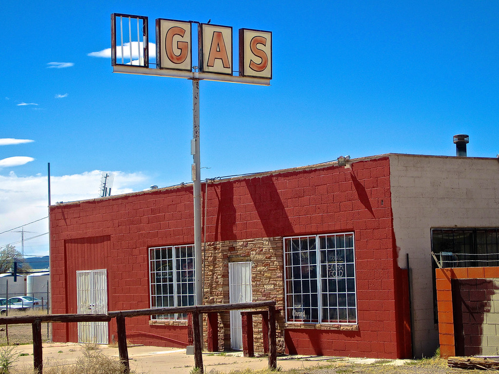 Abandoned Gas Station, Truxton, AZ An abandoned gas statio… Flickr