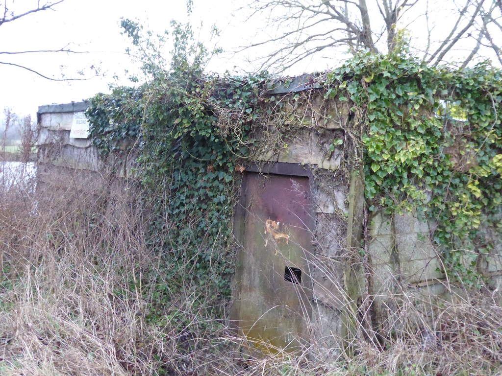 Another old WW2 pill box Read about my Thames Path walk at… Flickr