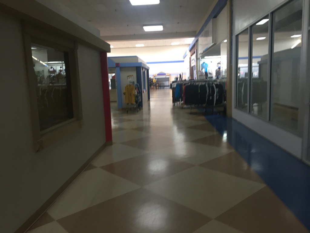 Belvidere Discout Mall, Waukegan Illinois The Belvidere Di… Flickr