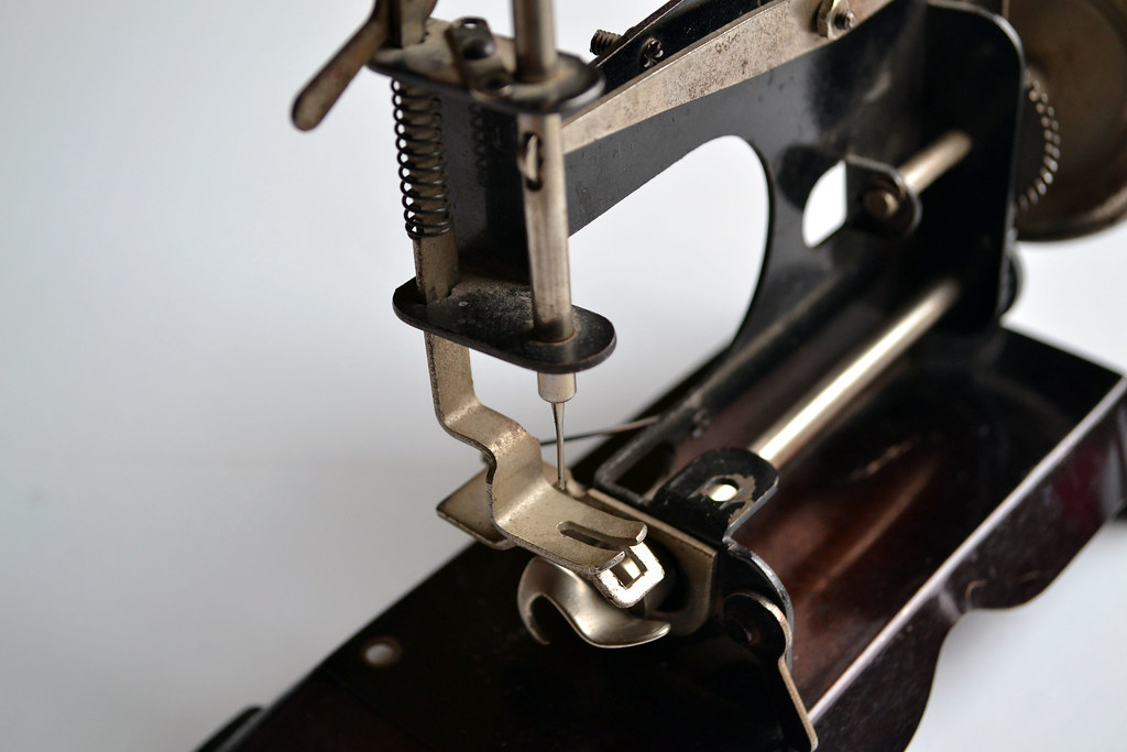 Vintage Sewing Machine Broken needle, rust and dust...but … Flickr