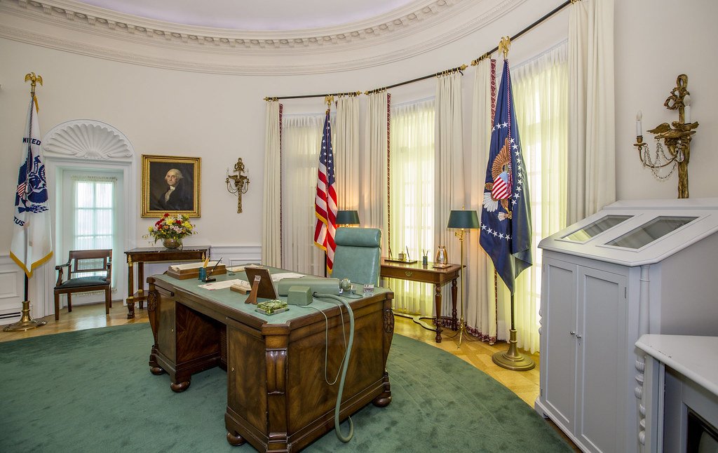DIG13909_037 A view of the Oval Office replica at the LBJ … Flickr