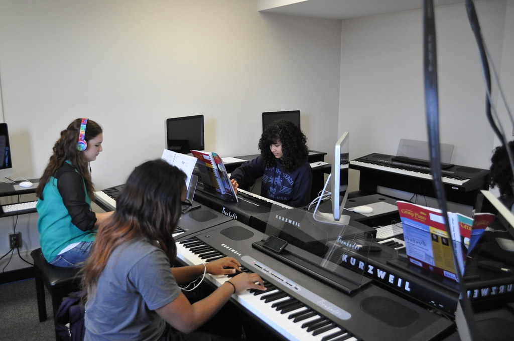 Piano Lab Students hard at work in Class Piano Umhb Music Flickr