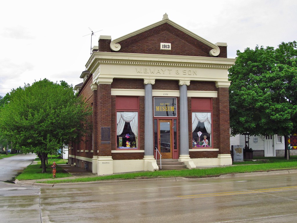 Sac City, Iowa W.B. Wayt & Sons Building (1913) now hous… Flickr