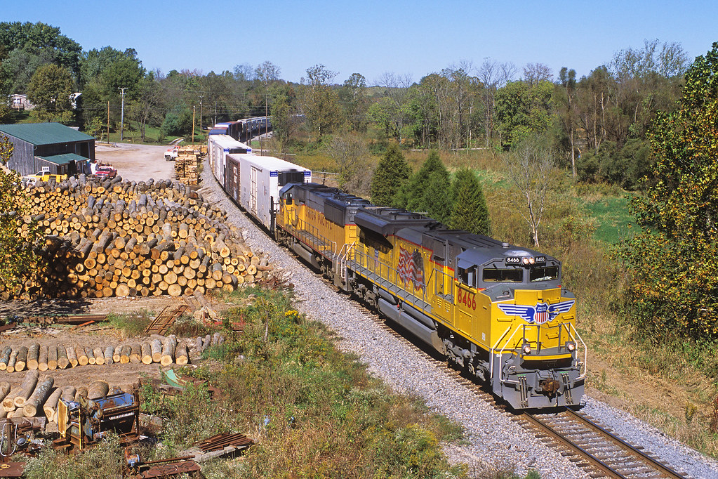 Salem Lumberyard UP power takes a Q687 past the lumber yar… Flickr