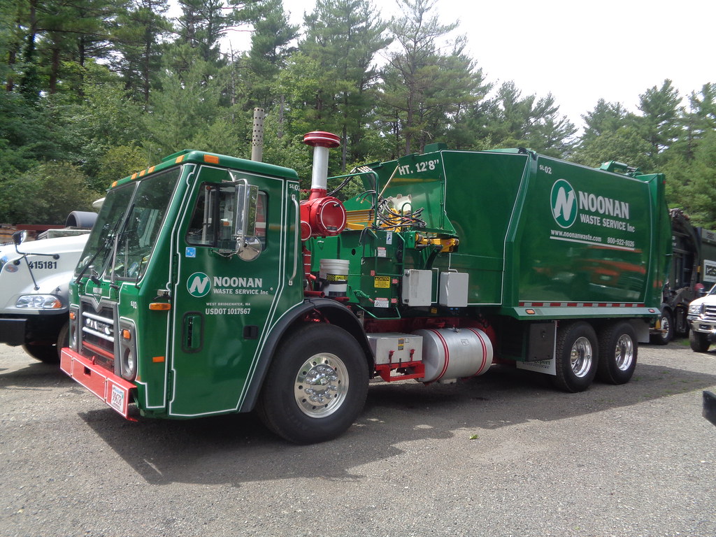 AJ Equipment Noonan Waste Service Mack LEU Split Body Brid… Flickr