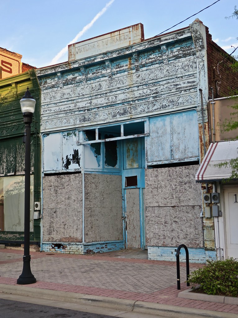 Abandoned, Rocky Mount, NC An abandoned building in downto… Flickr