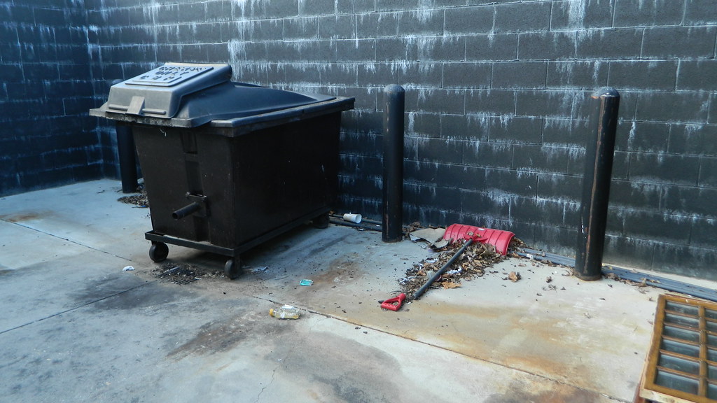 Zaxby's trash enclosure (closed) Zaxby's (closed) [3,917 s… Flickr