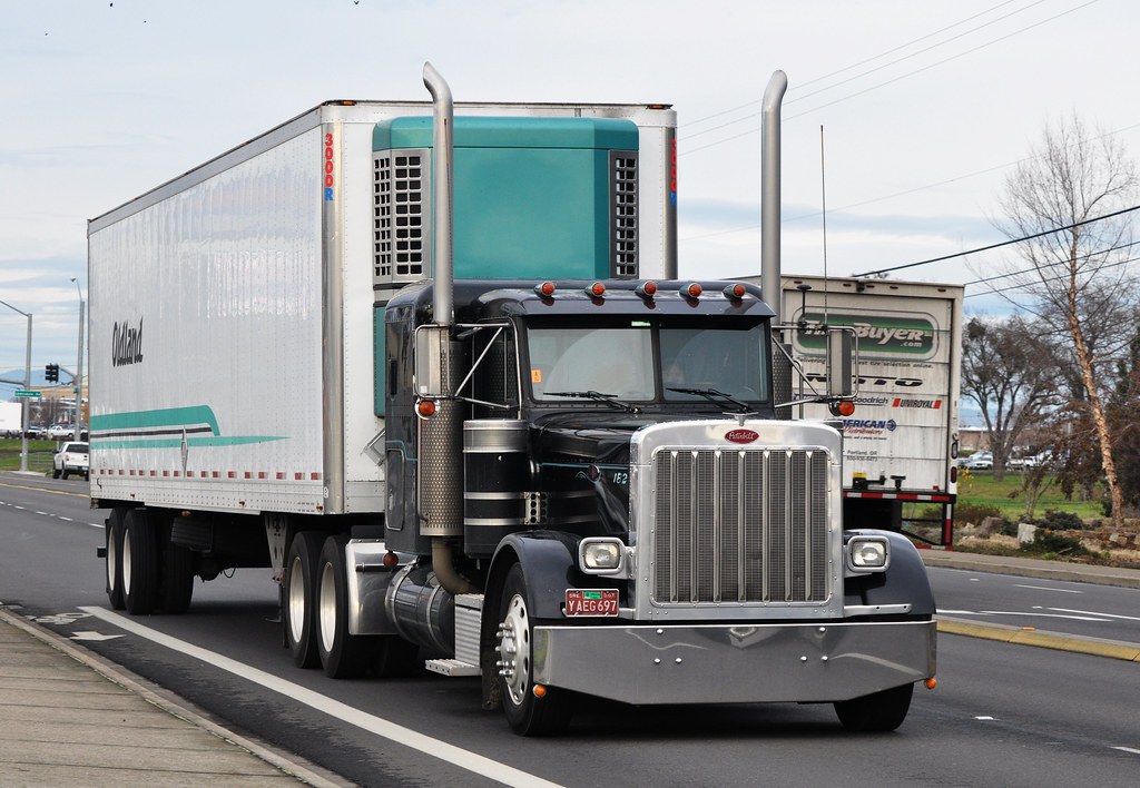 DSC_0582b Peterbilt truck, Medford, Oregon. 12/18/2014. Terry