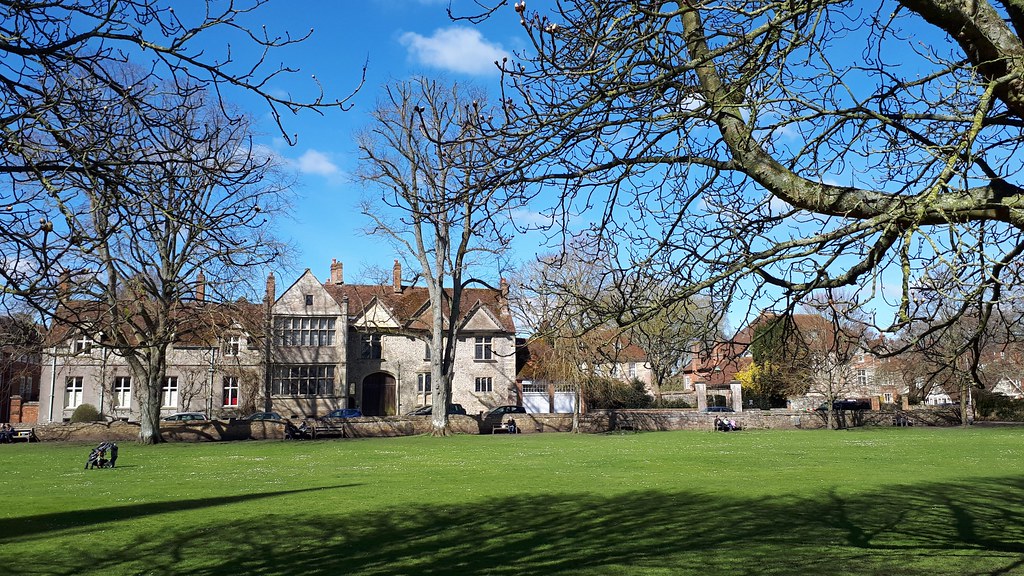 Cathedral Close (Salisbury) A vie of some of the houses an… Flickr