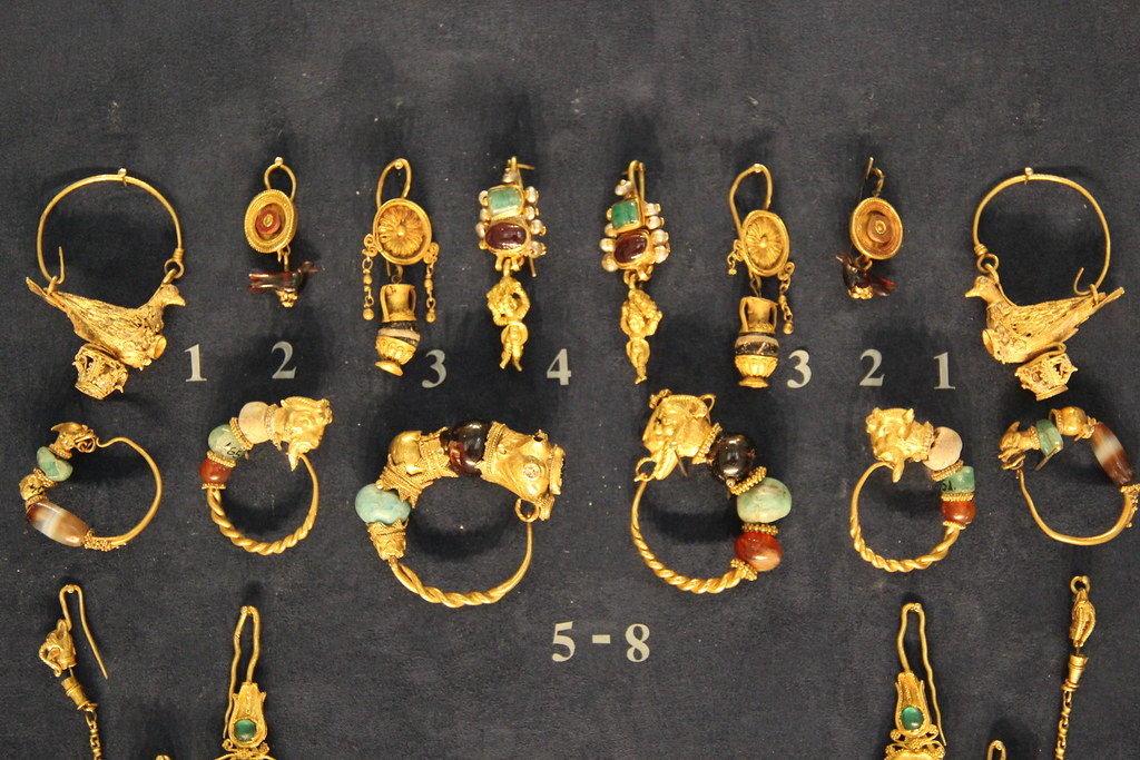 Ancient Greece Gold Earrings Greek History exhibit, Benaki… Flickr