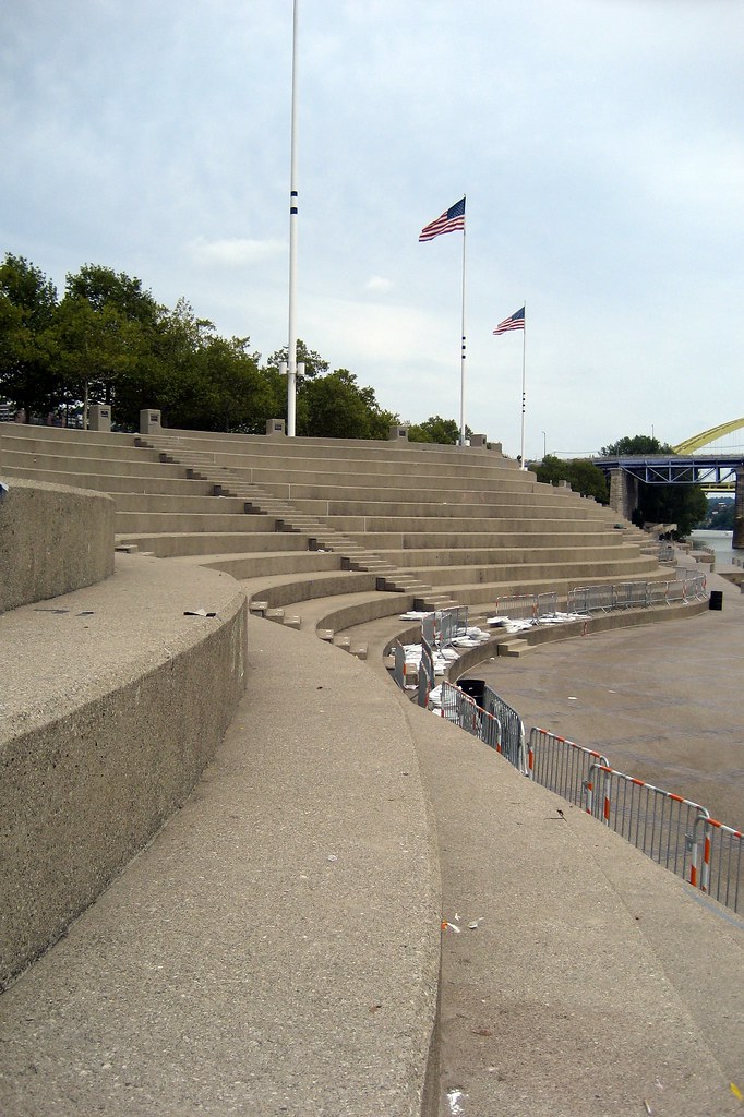 Cincinnati Sawyer Point Serpentine Wall The Serpentine… Flickr