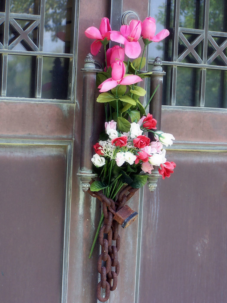 Rust & Roses San Antonio, Texas A touching memorial of ros… Flickr
