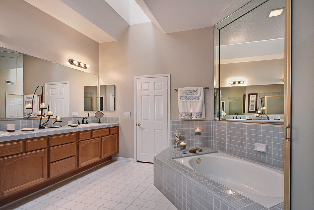 19521Pompano09MstrBth 19521 Pompano 103, Huntington Beach… Flickr