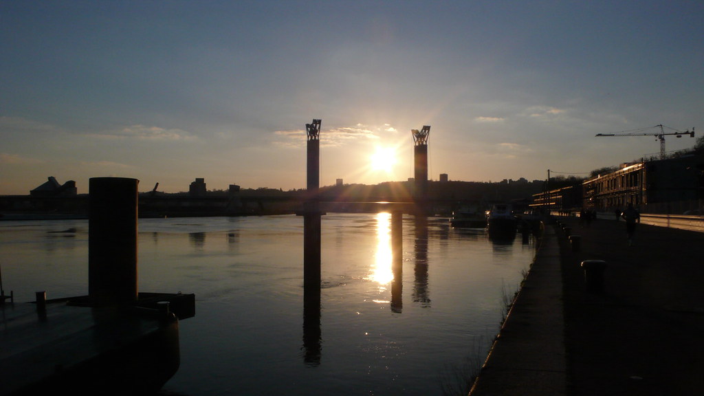 Rouen Coucher de soleil sur la Seine Le pont Gustave F