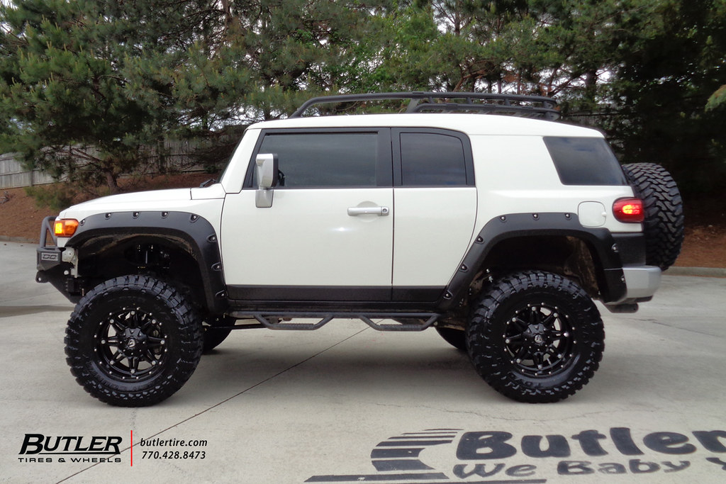 Toyota FJ Cruiser with 18in Fuel Hostage Wheels and Toyo MT Tires with