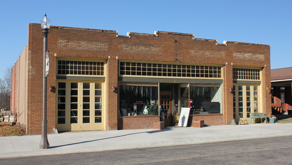 Garage Horton, KS Now houses an antique shop. Pretty imp… Flickr