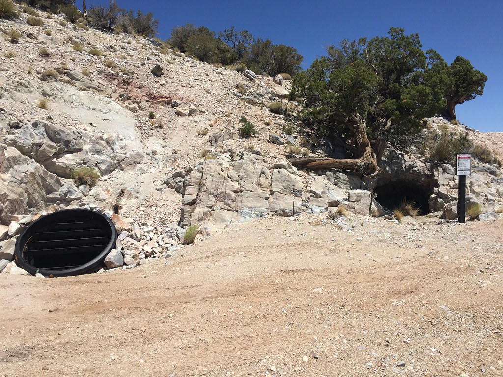 201610_0018 Vertical mine shaft near Tip Top Mountain The Greater Southwestern Exploration