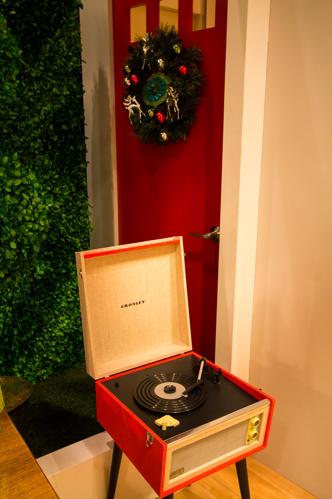 Christmas at Disneyland Hotel A look at the decor around t… Flickr