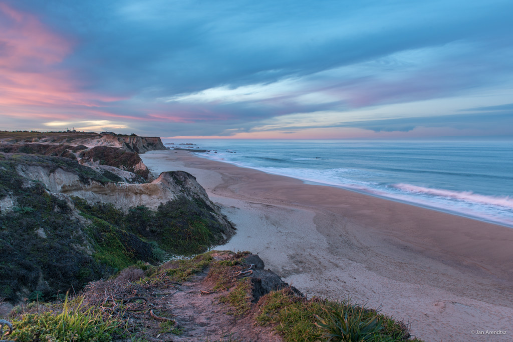 Coastal Bluff Sunrise Sunrise in Half Moon Bay, California… Flickr