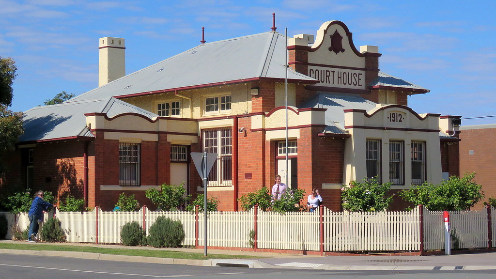 Cobram Courthouse Near identical courthouses are to be fou… Flickr