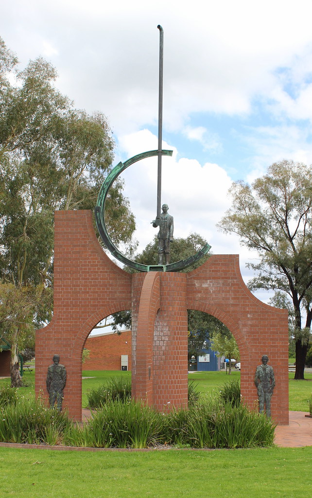 Statue This statue can be found in Holbrook, NSW, Australi… Flickr