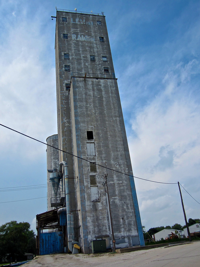 Elevator, Farmer City, IL A grain elevator in Farmer City,… Flickr