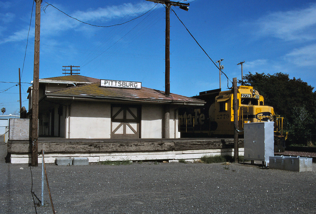 Santa Fe Pittsburg Depot And GP30 No. 2779 emd Flickr