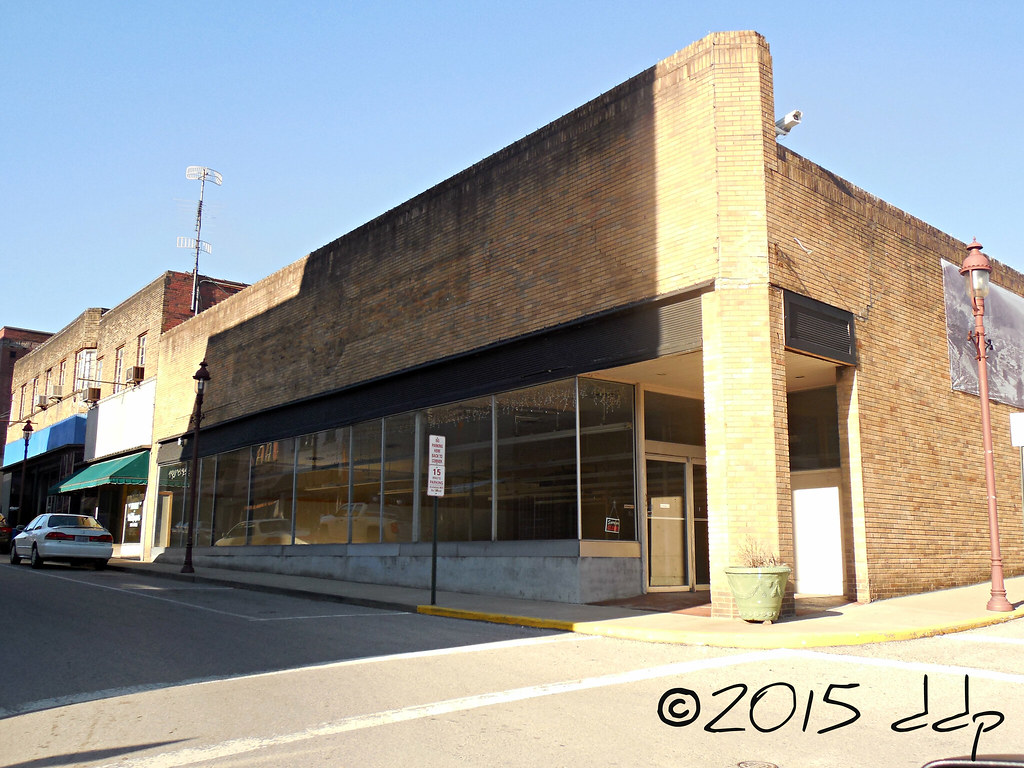 Former A&P / Former Dollar General Harlan, KY Jamie Middleton Flickr