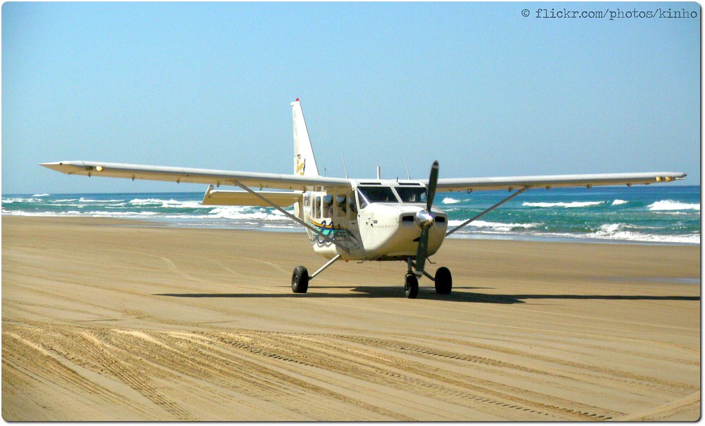 Landing on the sand Plane landing on the Fraser Island's G… Flickr