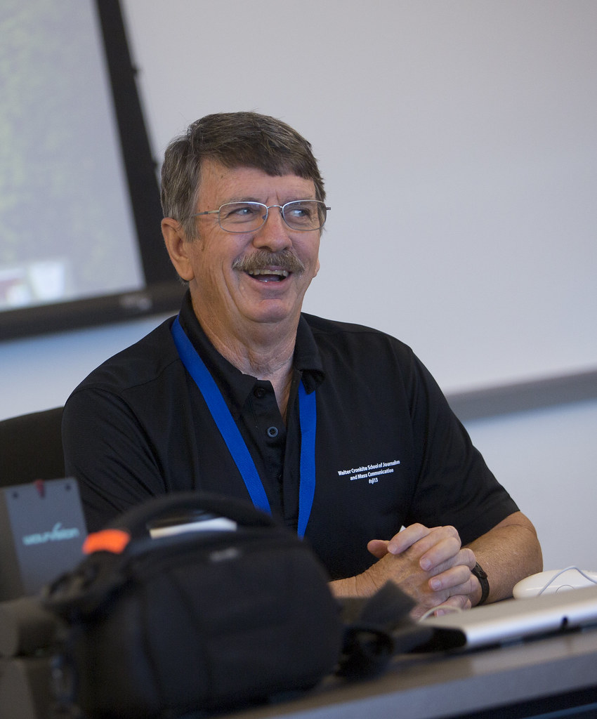 Dow Jones News Fund Dave Cornelius teaches a class as a pa… Flickr