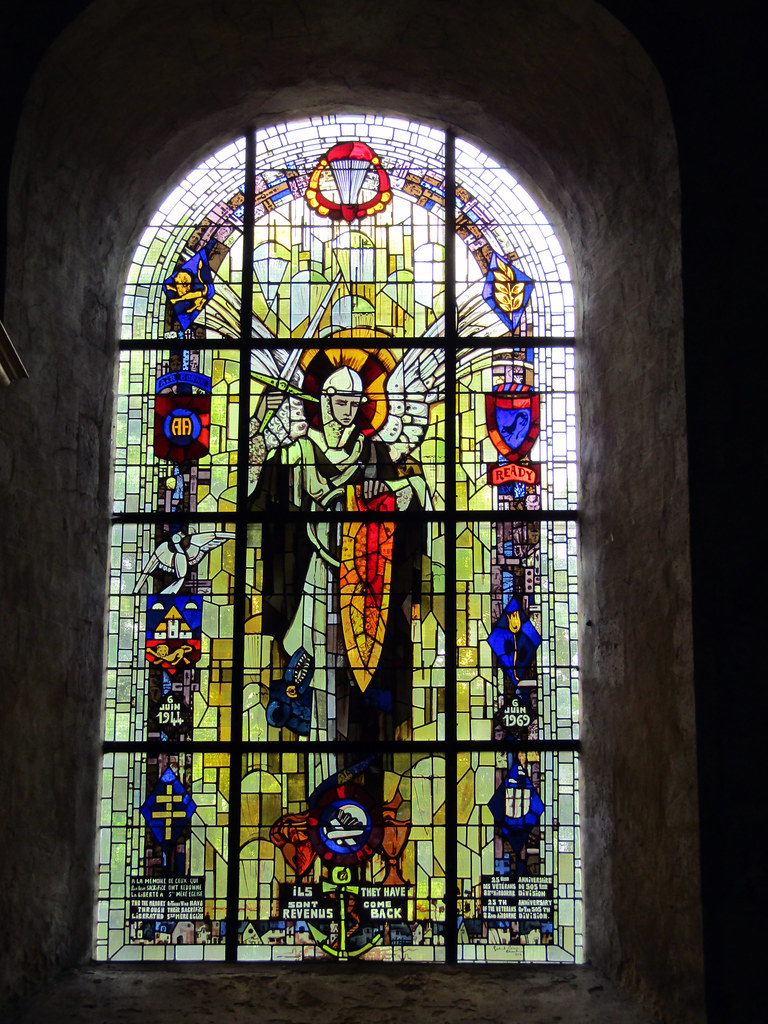 SainteMèreÉglise 2016 Stained glass window depicting the… Flickr