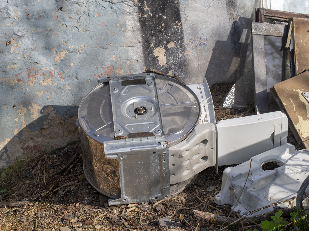 Old washing machine parts Old washing machine parts, throw… Flickr