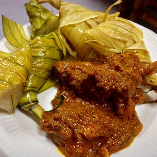 Ketupat daun palas dan rendang ayam pencen; kombinasi terb