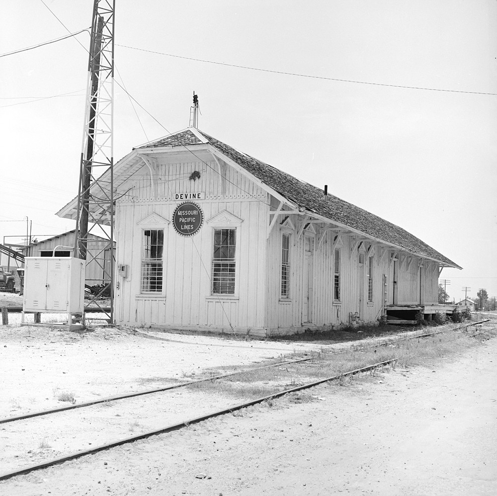 Title [Missouri Pacific Railroad Station, Devine, Texas] Flickr