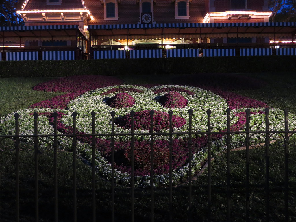 Mickey Mouse Flower Bed, Main Street, U.S.A., Disneyland, … Flickr