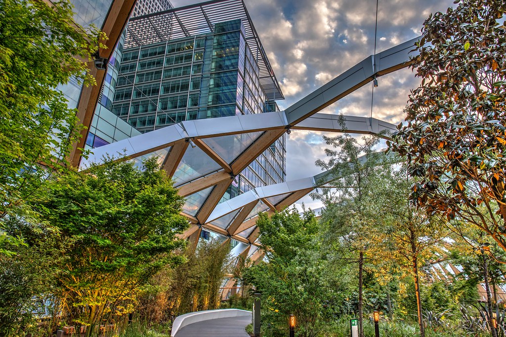 Roof Garden Pleasant garden near Canary Wharf. Postelnicu