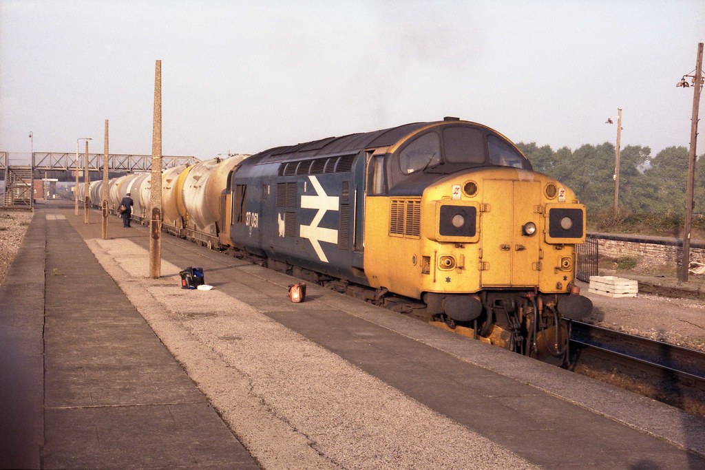 37051. [EBR13-25] | 37051 at the head of a cement train, bou… | Flickr