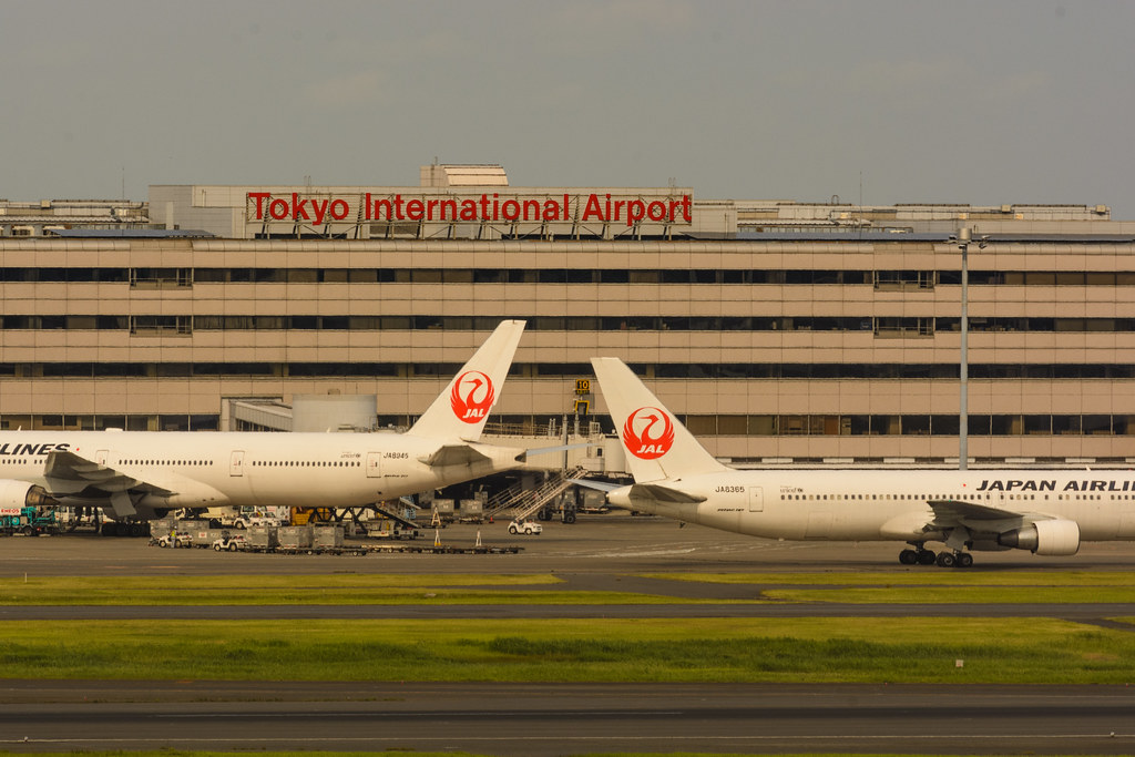 Two Cranes Haneda Airport International Passenger Terminal… Flickr