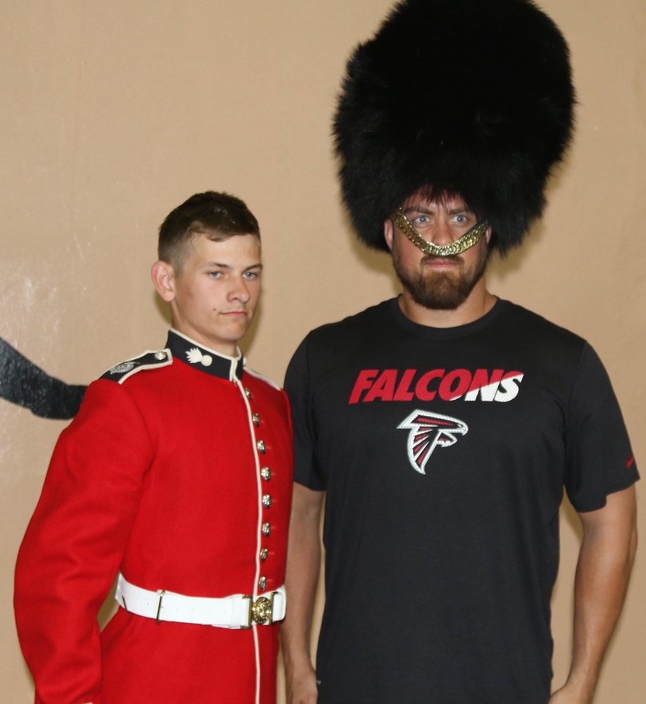 Atlanta Falcons USO Handshake Tour Members of the National… Flickr