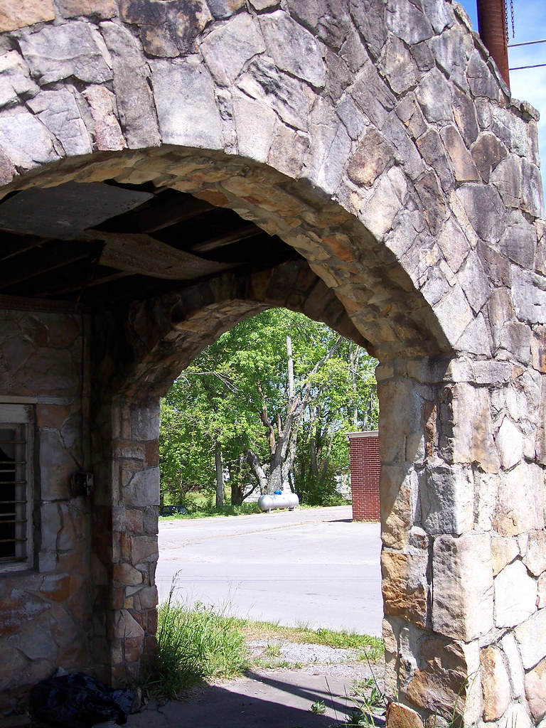 100_1330 an old shop in henagar, alabama. possibly a gas s… Flickr