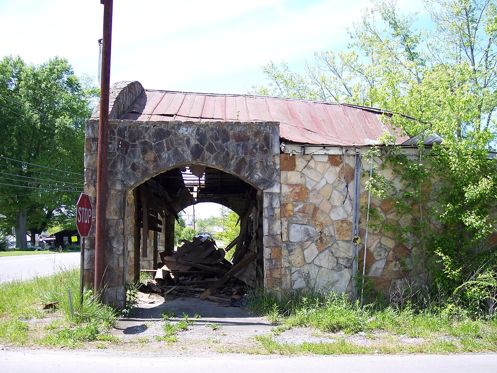 100_1331 an old shop in henagar, alabama. possibly an old … Flickr
