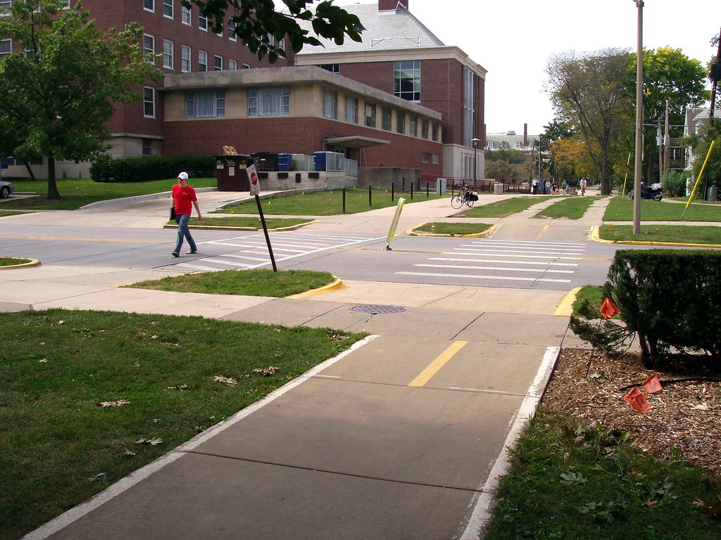 Goodwin Avenue bike path crossing Should bicyclists be cau… Flickr