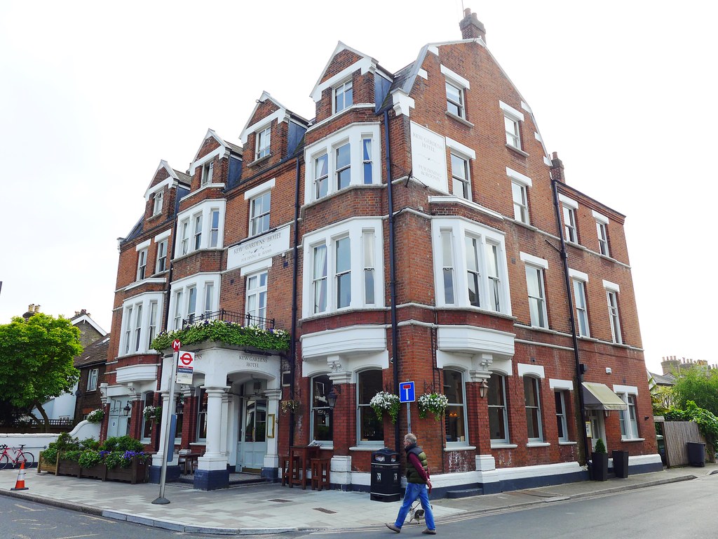 Kew Gardens Hotel, Kew, TW9 A large pub attached to Kew Ga… Flickr