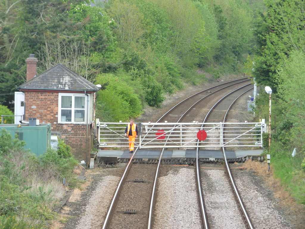 Llanfairpwllgwyngyllgogerychwyrndrobwllllantysiliogogogoch… Flickr