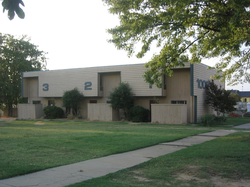 Lone Apt. Building Apartments behind Metro Diner. I'm sure… Flickr