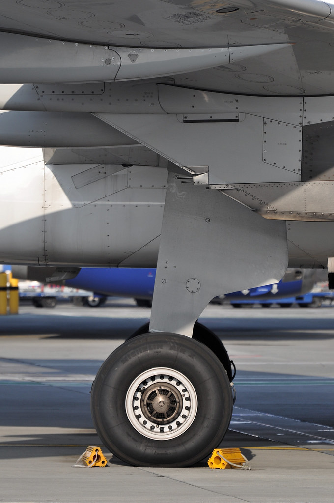 Airbus A320 main landing gear Airbus A320214 MSN 4937